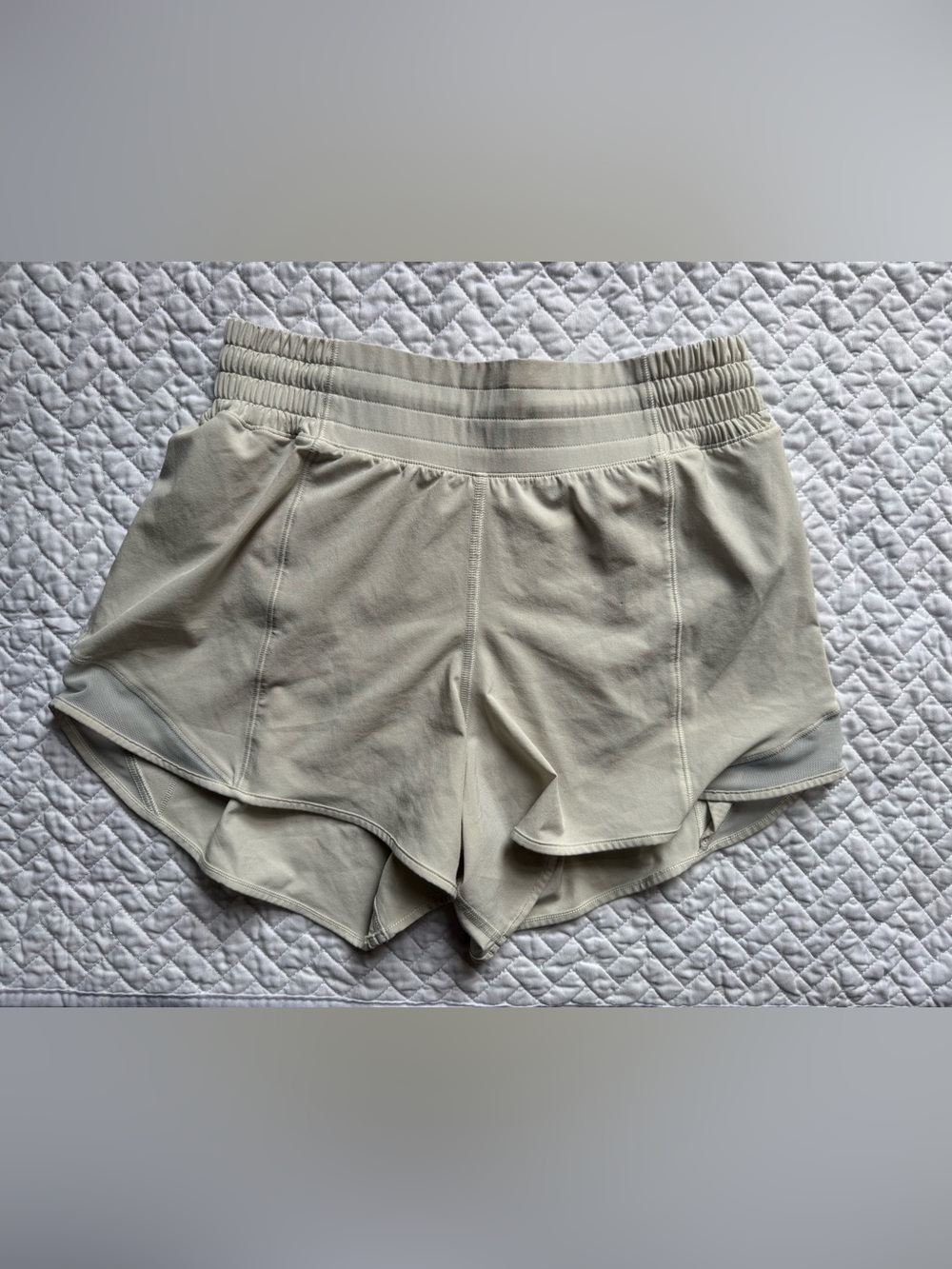 Lululemon Hotty Hot Athletic Shorts, Size 4, Lined, Bone/Cream